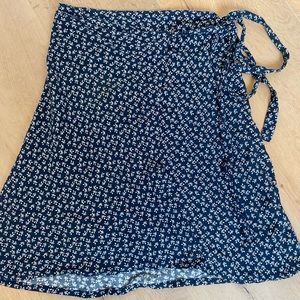 BRANDY MELVILLE FLORAL MINI SKIRT